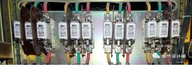 配電室中有哪些類型的低壓配電柜電壓？配電柜主要內(nèi)部組件是什么？