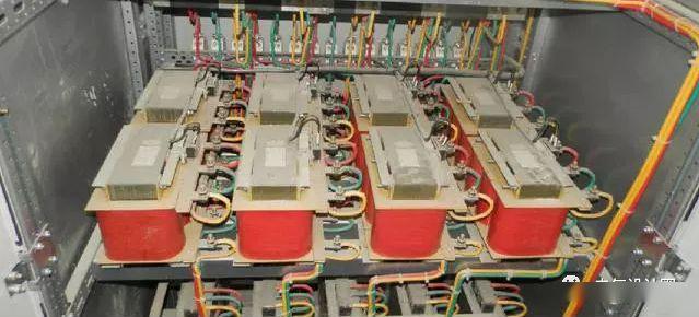 配電室中有哪些類型的低壓配電柜電壓？配電柜主要內(nèi)部組件是什么？