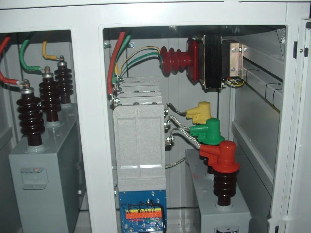 配電室中有哪些類型的低壓配電柜電壓？配電柜主要內(nèi)部組件是什么？