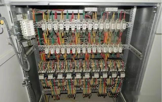 配電室中有哪些類型的低壓配電柜電壓？配電柜主要內(nèi)部組件是什么？